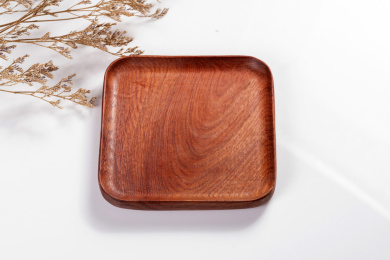 制作精美的木制盘子摆放在桌面上