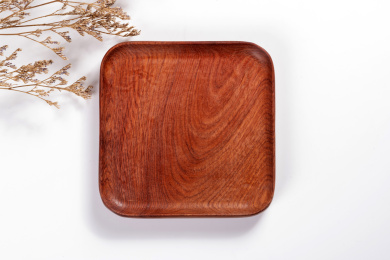 制作精美的木制盘子摆放在桌面上