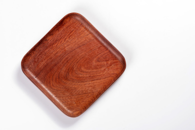 制作精美的木制盘子摆放在桌面上