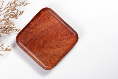 制作精美的木制盘子摆放在桌面上