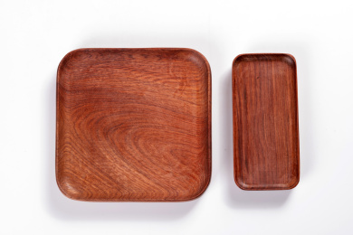 制作精美的木制盘子摆放在桌面上