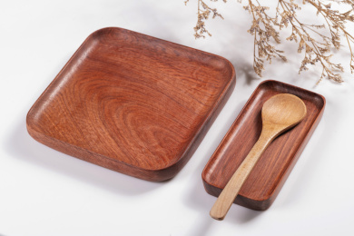 制作精美的木制盘子摆放在桌面上