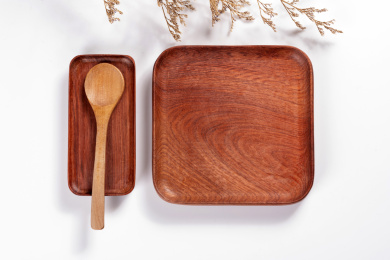 制作精美的木制盘子摆放在桌面上