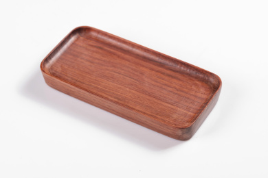 制作精美的木制盘子摆放在桌面上