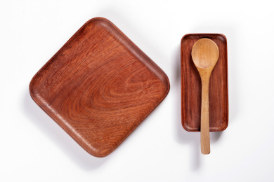 制作精美的木制盘子摆放在桌面上