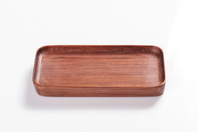 制作精美的木制盘子摆放在桌面上