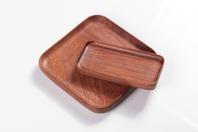 制作精美的木制盘子摆放在桌面上