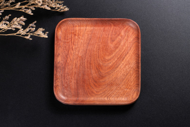 制作精美的木制盘子摆放在桌面上