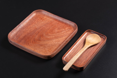 制作精美的木制盘子摆放在桌面上