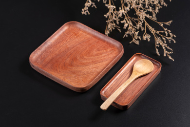 制作精美的木制盘子摆放在桌面上