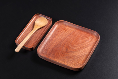 制作精美的木制盘子摆放在桌面上