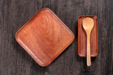 制作精美的木制盘子摆放在桌面上