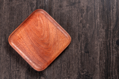 制作精美的木制盘子摆放在桌面上