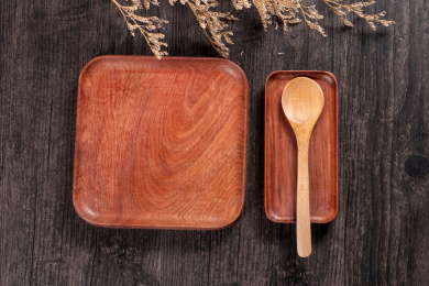 制作精美的木制盘子摆放在桌面上