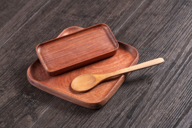 制作精美的木制盘子摆放在桌面上