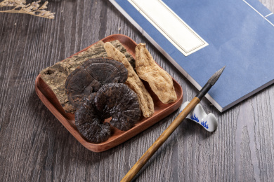 名贵中药材灵芝草杜仲天麻摆放在桌面上