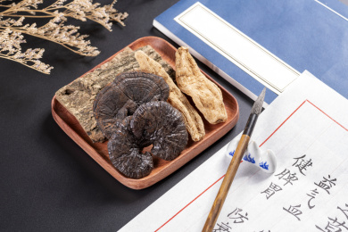 名贵中药材灵芝草杜仲天麻摆放在桌面上