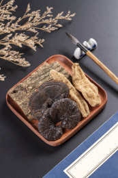 名贵中药材灵芝草杜仲天麻摆放在桌面上
