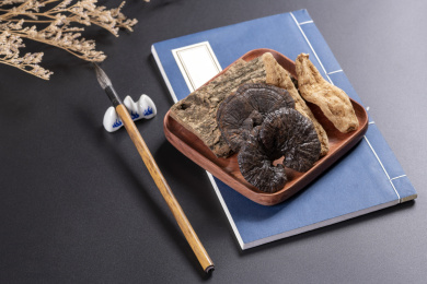 名贵中药材灵芝草杜仲天麻摆放在桌面上