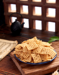 木纹背景上摆放的原味锅巴