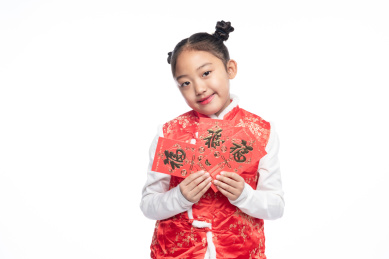 一位小女孩儿手拿着红包面向镜头微笑