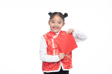 一位小女孩儿手拿着福字面向镜头微笑