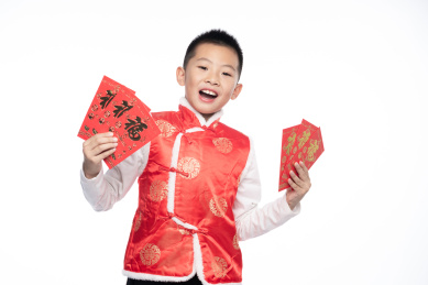 一位男孩拿着红包看向镜头
