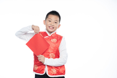 一位男孩儿拿着福字看向镜头