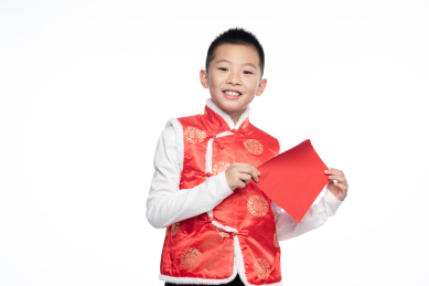 一位男孩儿拿着福字看向镜头