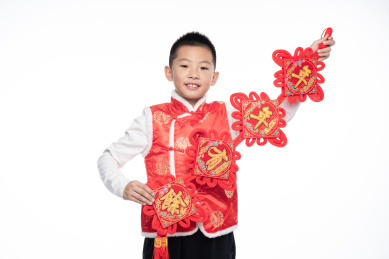 一位男孩儿拿着对联看向镜头