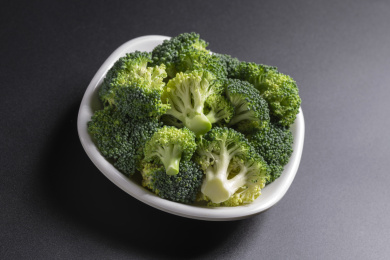 保健蔬菜西蓝花盛放在盘子中摆放在桌面上