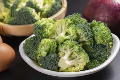 保健蔬菜西蓝花盛放在盘子中摆放在桌面上