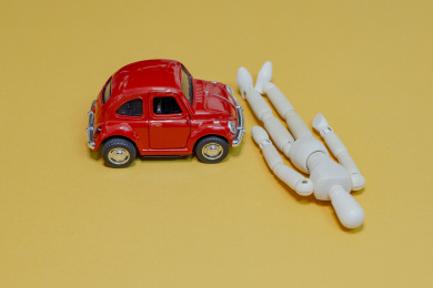 模拟机动车撞倒路人的事故场景