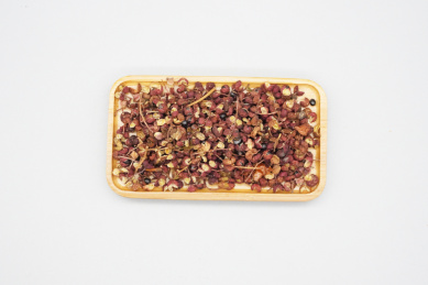 装在盘子里的调料花椒粒