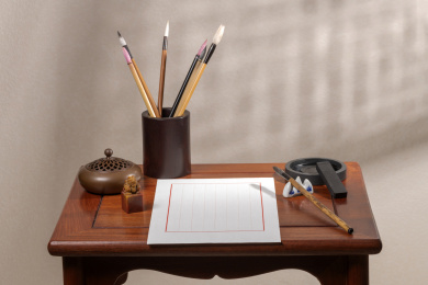 传统文房四宝纸笔墨砚摆放在案台上