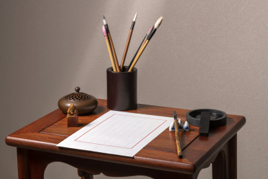 传统文房四宝纸笔墨砚摆放在案台上