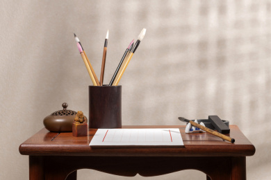 传统文房四宝纸笔墨砚摆放在案台上