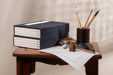 传统文房四宝纸笔墨砚摆放在案台上