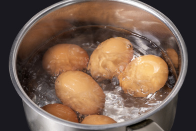 正在沸水中煮制的传统小吃茶鸡蛋特写