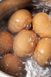 正在沸水中煮制的传统小吃茶鸡蛋特写