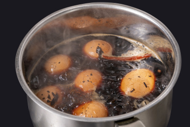 正在沸水中煮制的传统小吃茶鸡蛋特写