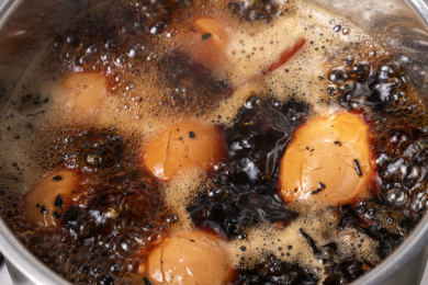 正在沸水中煮制的传统小吃茶鸡蛋特写