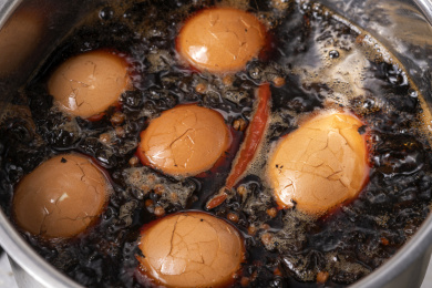 正在沸水中煮制的传统小吃茶鸡蛋特写