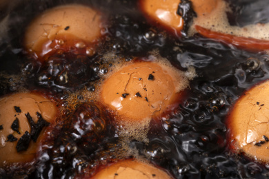 正在沸水中煮制的传统小吃茶鸡蛋特写