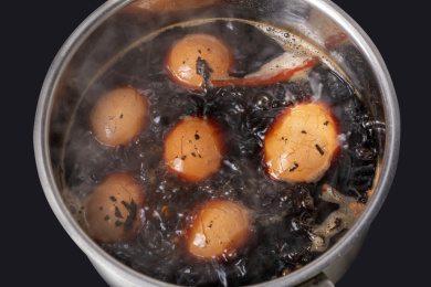 正在沸水中煮制的传统小吃茶鸡蛋特写