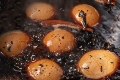 正在沸水中煮制的传统小吃茶鸡蛋特写