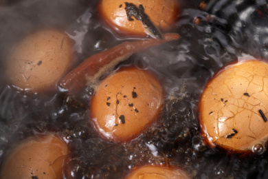 正在沸水中煮制的传统小吃茶鸡蛋特写