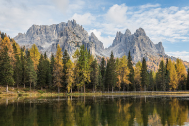 意大利多洛米蒂Lago d'Antorno湖泊秋季黄昏自然风景