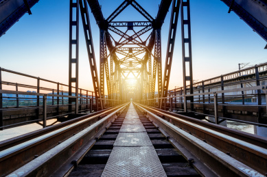 中国吉林松花江大铁桥早晨日出风光