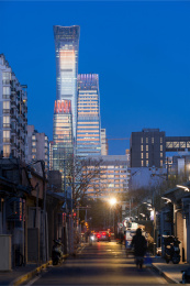 中国北京传统建筑胡同与现代摩天大楼对比